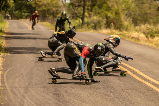 ¿Qué es el downhill con longboard?