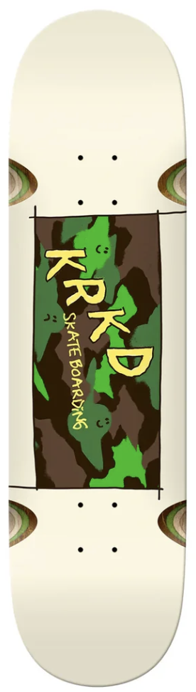 Tabla Krooked Team Kamo White 8.06 con fondo blanco crema, camuflaje verde y marrón y letras amarillas