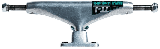 Eje de skate Thunder T-II Polished 148 con acabado pulido y pegatina Elevated by Design